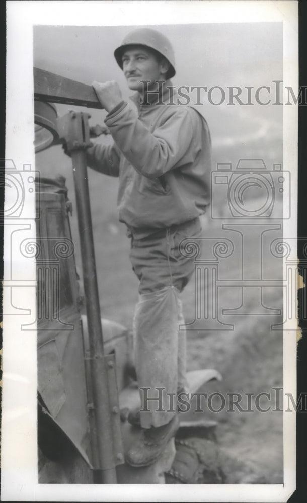 1944 Press Photo Cpl.Willi J. Smith board on a truck through the Italian Front- Historic Images