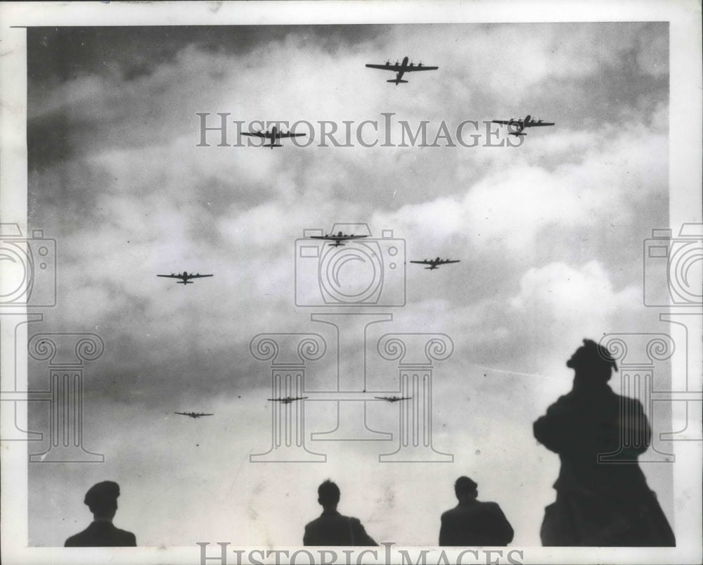 1947 Press Photo Nine U.S. Superforts Over Norfolk on Goodwill Visit to England