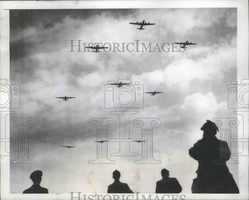 Load image into Gallery viewer, 1947 Press Photo Nine U.S. Superforts Over Norfolk on Goodwill Visit to England
