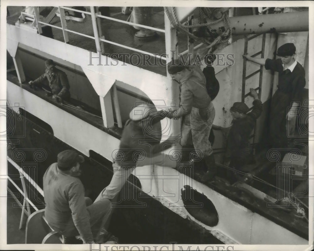 1958 Press Photo USN Richard Takahashi Gets a Hand From Russian Crew Member- Historic Images