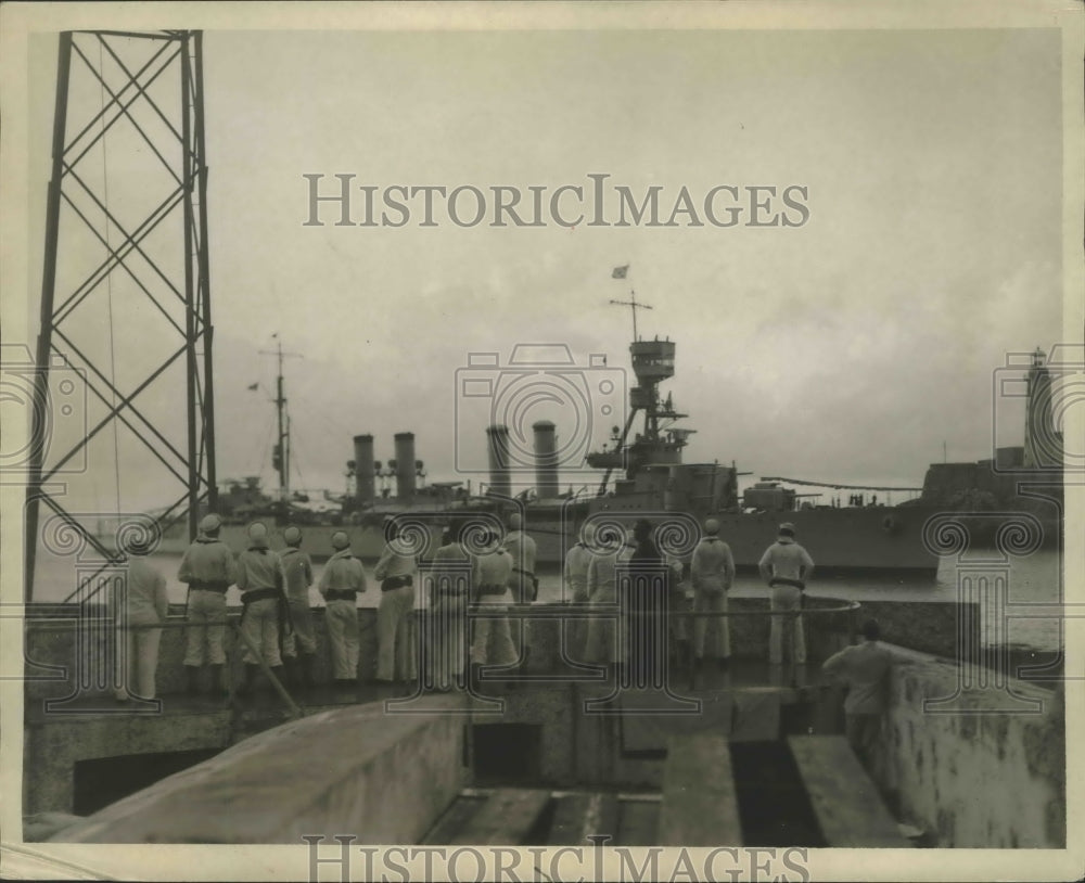 1933 Press Photo Heavy Cruiser Richmond steaming into Havana Harbor at Sunset- Historic Images