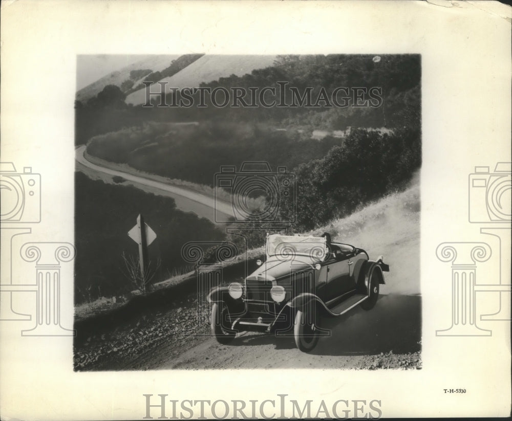 1929 Press Photo 1929 Automobile on a Dirt Road in the Hills and Mountains