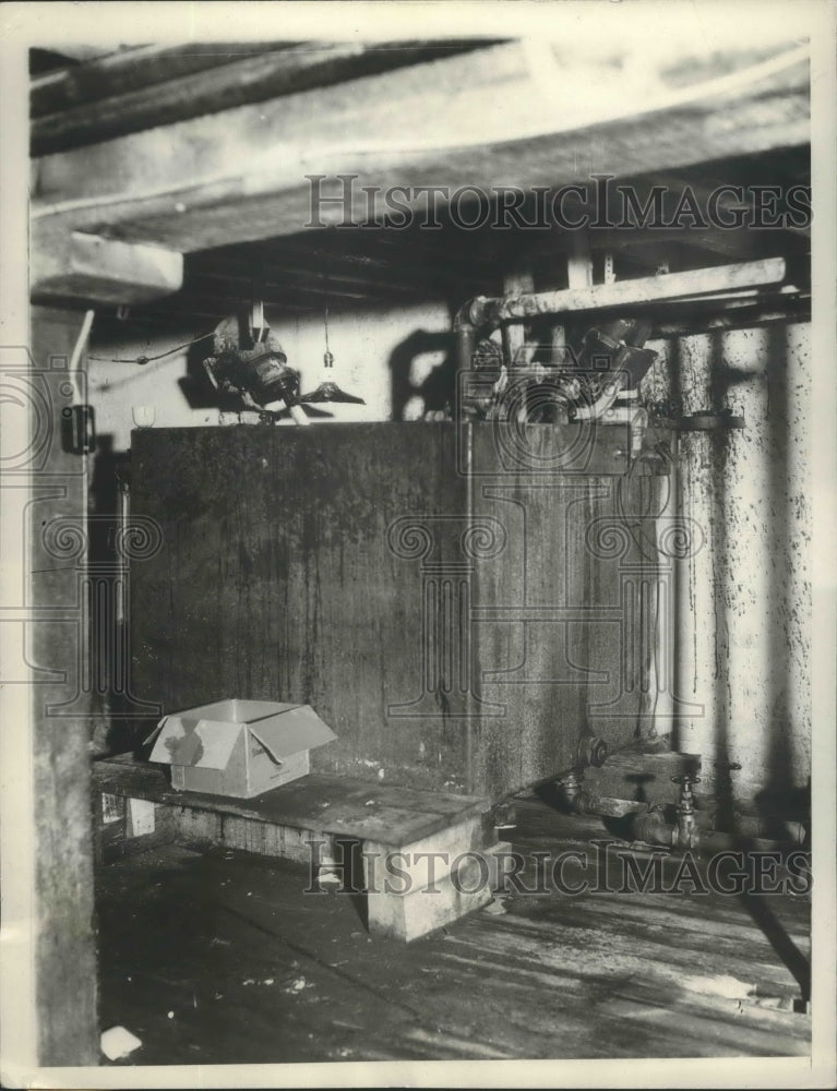 1932 Press Photo Dept of Justice Agent Raided $300,000 Still at Manhattan Bridge