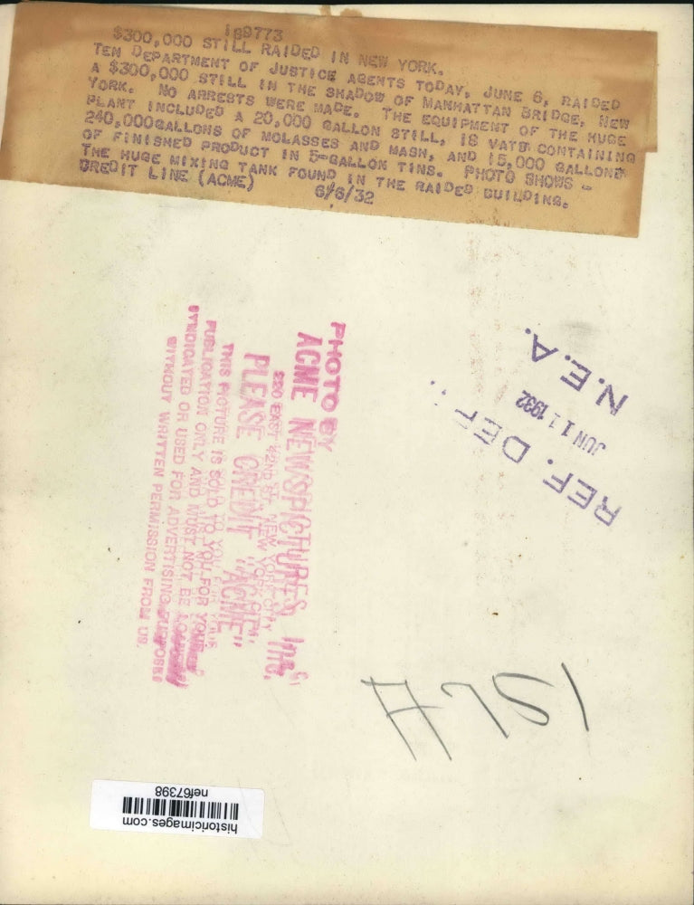 1932 Press Photo Dept of Justice Agent Raided $300,000 Still at Manhattan Bridge