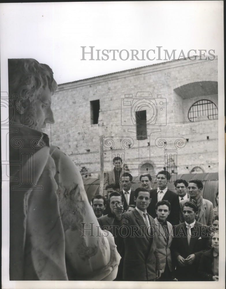 1952 Press Photo Students of the re-assembling of the Abbey's Statues