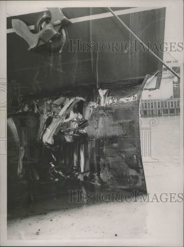 1947 Press Photo Jagged Hole In Bow of Pres Coolidge After Collision with Tanker- Historic Images