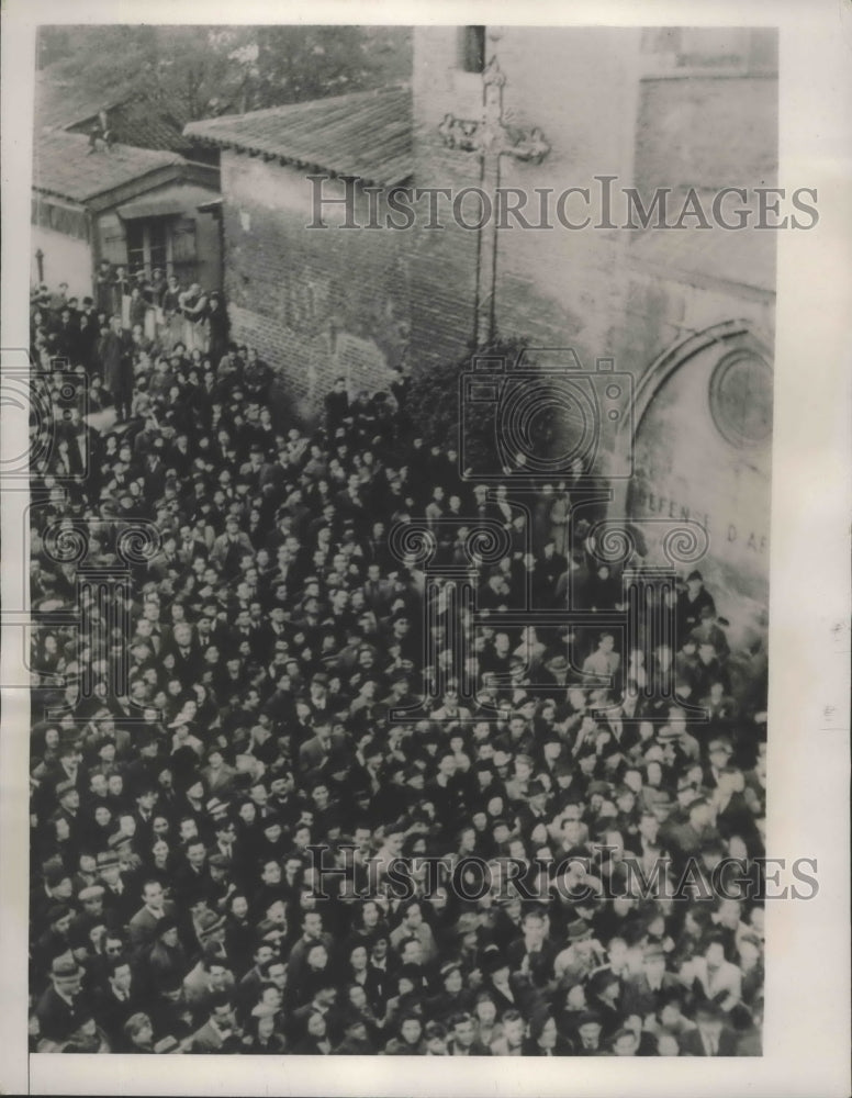 1940 Press Photo Crowd Gathered Outside Vichy's Churches to Hear Memorial Serv