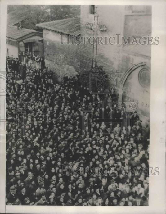 1940 Press Photo Crowd Gathered Outside Vichy's Churches to Hear Memorial Serv