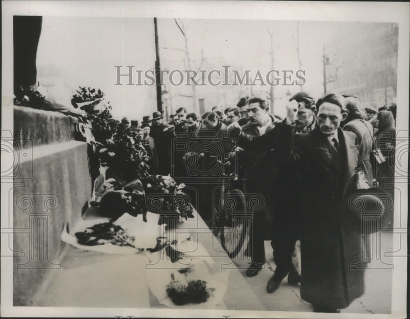 Load image into Gallery viewer, 1935 Press Photo Communist Mourning their Comrade slain in Paris Rioting
