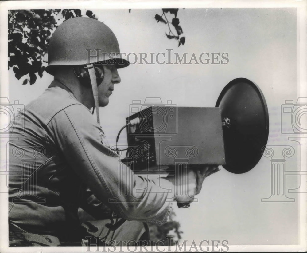 1962 Press Photo Henry W Korteling operates Army's experimental Hand Held Radar