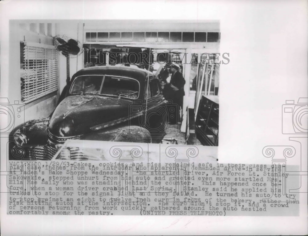 1953 Press Photo Car crashed inside the  Paden&#39;s Bake Shoppe - Historic Images