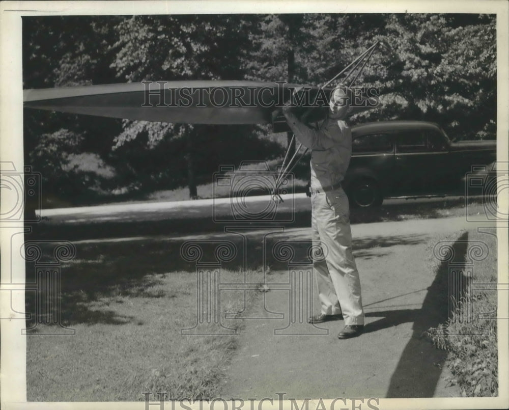 1943 Press Photo PFC George Froehlich Gives His Shell its Seasonal Workout- Historic Images