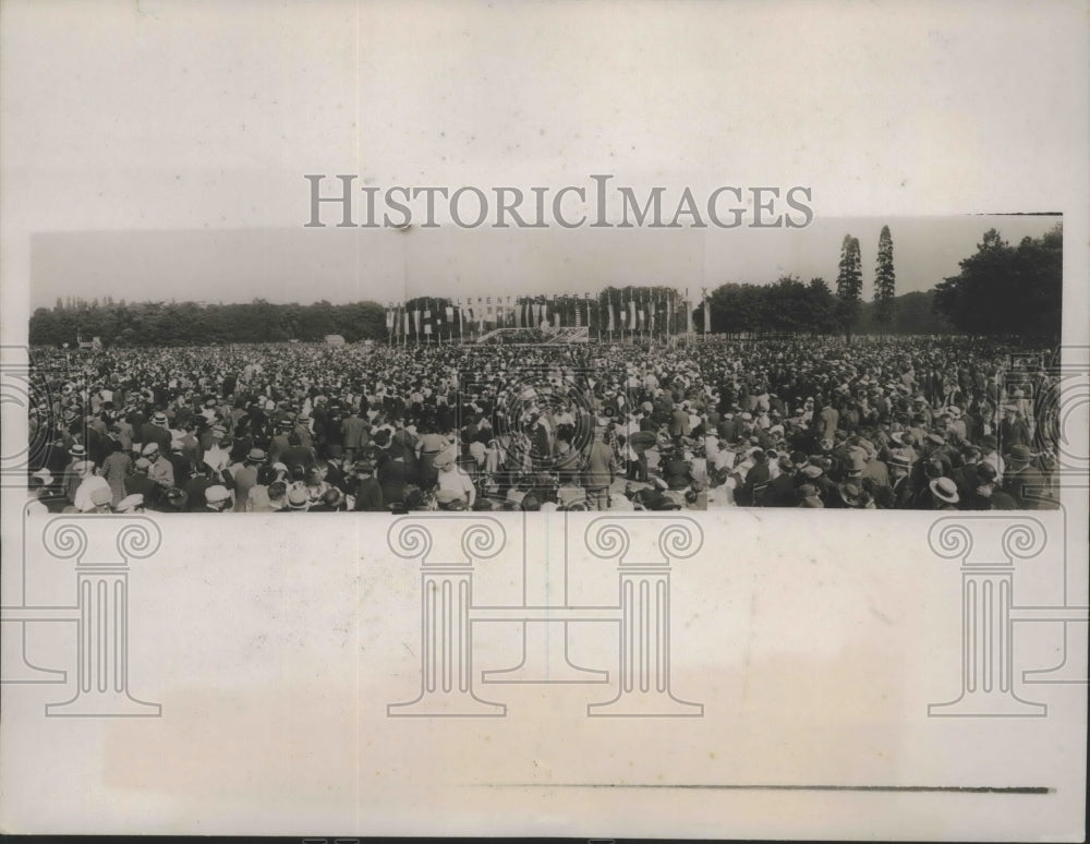1937 Press Photo Crowd Gathered in Bois De Vincennes on the Outskirts of Paris