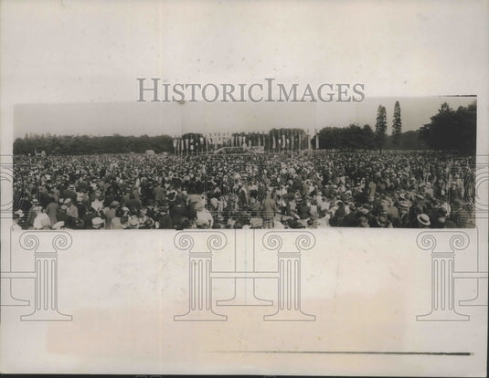 1937 Press Photo Crowd Gathered in Bois De Vincennes on the Outskirts of Paris