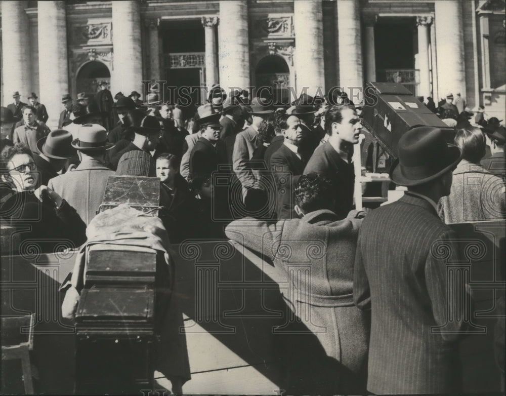 1939 Press Photo Cameras Catch Appearance of Newly Elected Pope n the Balony