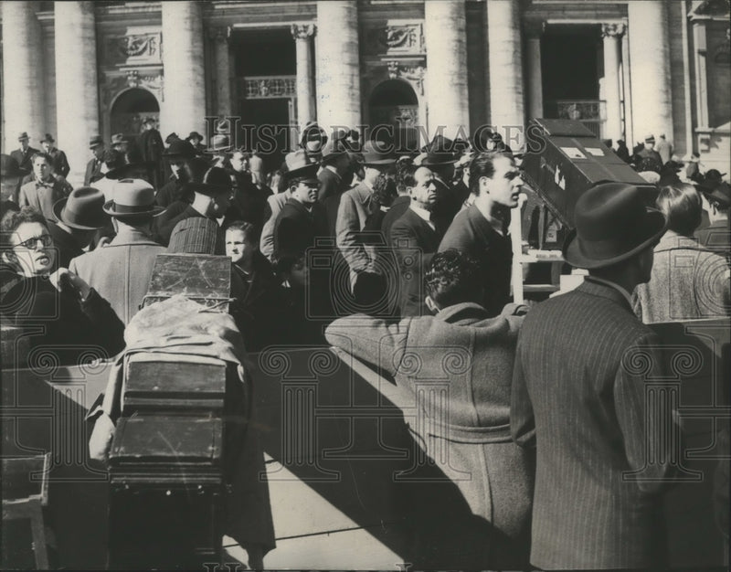 Load image into Gallery viewer, 1939 Press Photo Cameras Catch Appearance of Newly Elected Pope n the Balony

