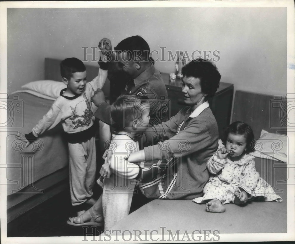 1955 Press Photo SPC George F Schumaker & Wife Prepare Their Children for Bed