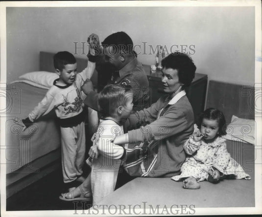 1955 Press Photo SPC George F Schumaker & Wife Prepare Their Children for Bed