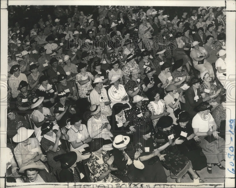 1937 Press Photo Women attend a Mass meeting in back to back movement in Warren
