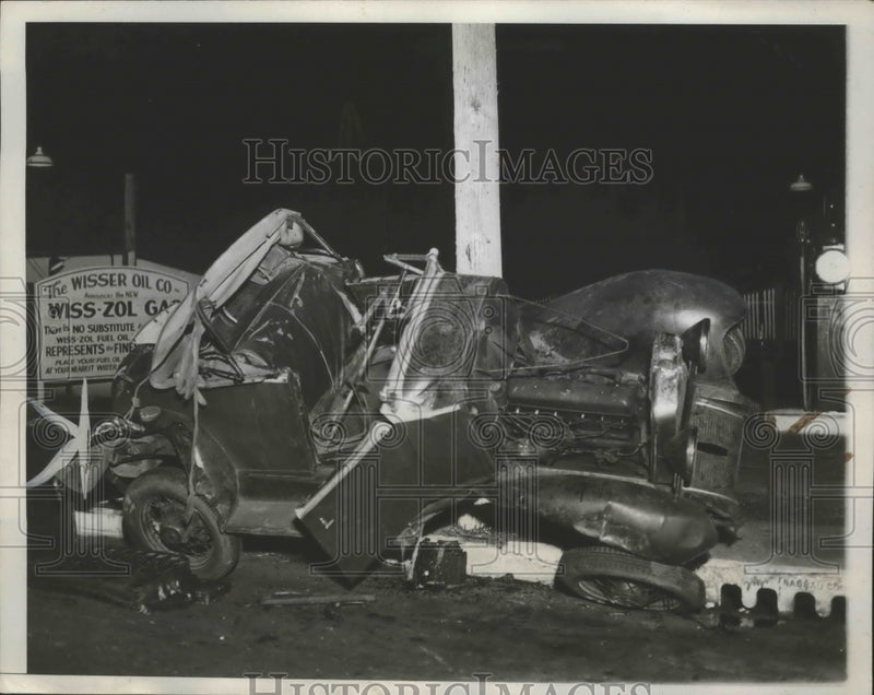 Load image into Gallery viewer, 1935 Press Photo Four hurt when car crashed at Main and Franklin Streets Garden
