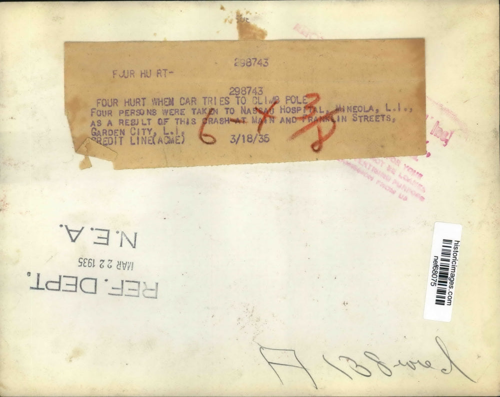 1935 Press Photo Four hurt when car crashed at Main and Franklin Streets Garden