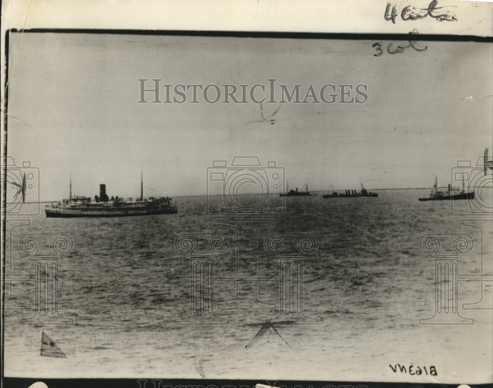 1928 Press Photo Robert E.Lee on the rocks with other ships standing by- Historic Images