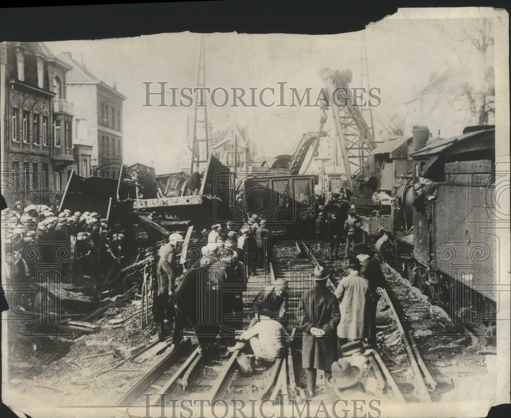 1929 Press Photo Brussels Express crashed into a goods Train at Hal - Historic Images