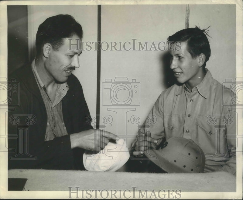 Load image into Gallery viewer, 1943 Press Photo Hugo Heinecke &amp; Son Ray Meet at a South Pacific Marine Base
