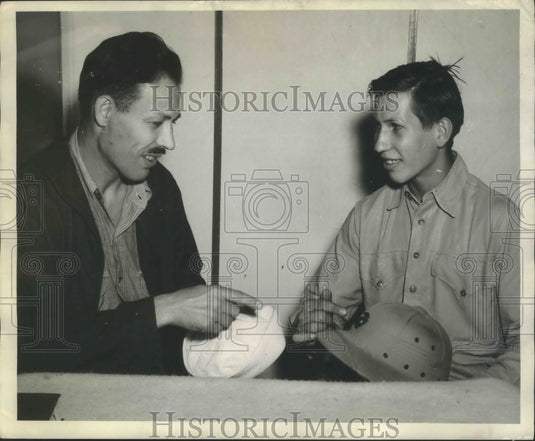 1943 Press Photo Hugo Heinecke & Son Ray Meet at a South Pacific Marine Base