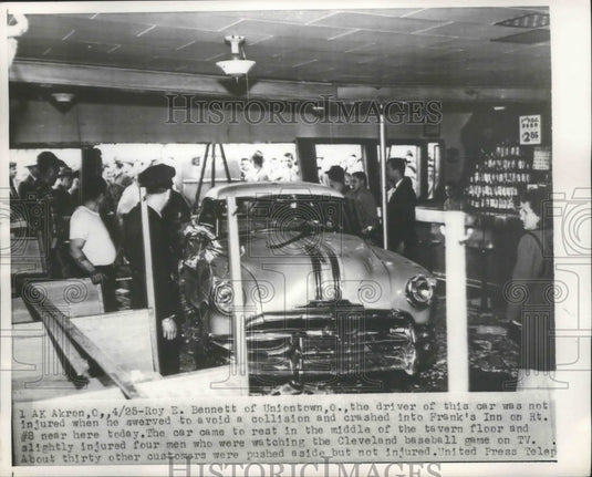 1953 Press Photo Roy Bennett Auto crashed into Frank's Inn on Akron Ohio