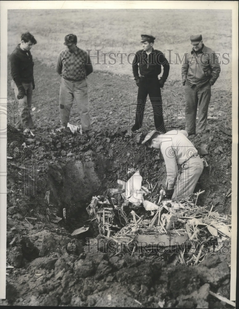 1941 Press Photo Digging out the motor of Army Plane crashed at Centerville Ill.- Historic Images