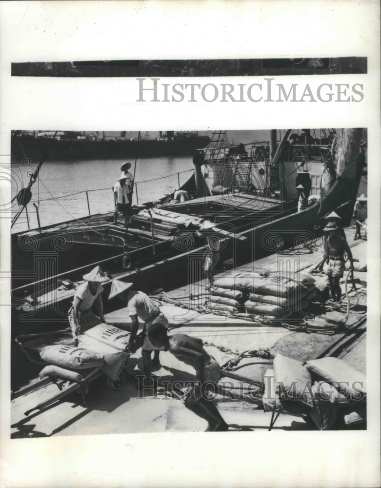 1951 Press Photo Commercial Fertilizer brought into Formosa by Joint Commission