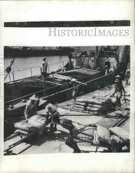 1951 Press Photo Commercial Fertilizer brought into Formosa by Joint Commission