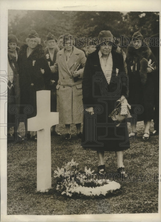 1930 Press Photo Gertrude Harris Places Wreath From Government on Son's Grave- Historic Images
