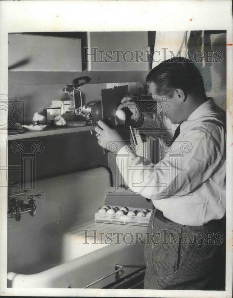 1949 Press Photo Eugene Conley,America Tenor checks egg for imperfection