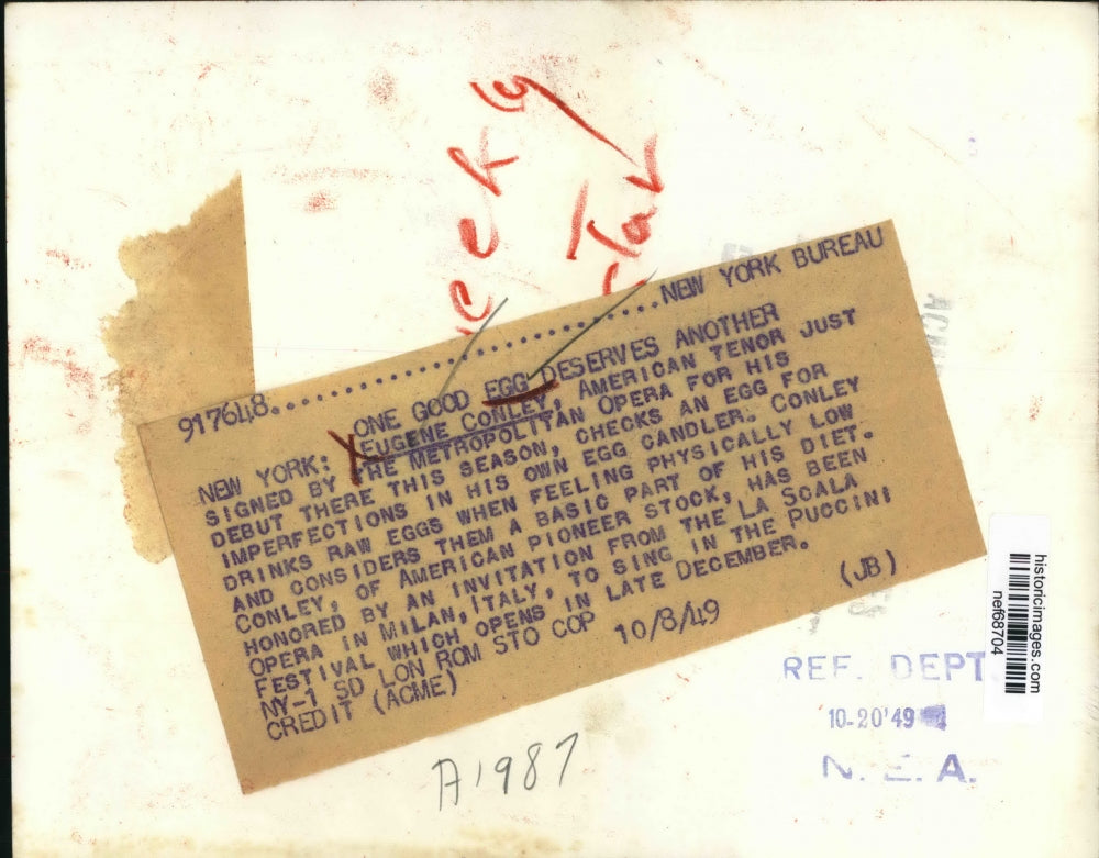 1949 Press Photo Eugene Conley,America Tenor checks egg for imperfection