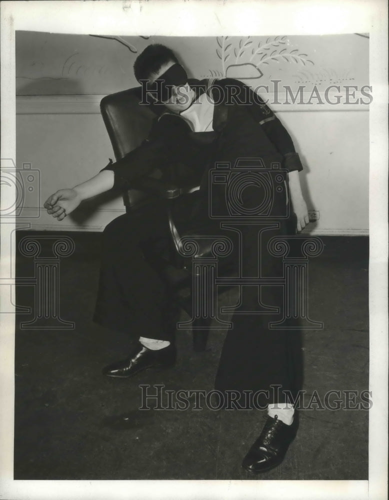 1943 Press Photo Jimmy Osborne Shows the Perfect Way Service Men Sleep in Chairs- Historic Images