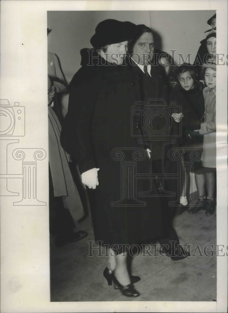1937 Press Photo Mayor Fiorello H.LaGuardia of N.Y and Mrs. John Kingsburn