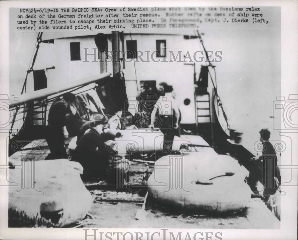 1952 Press Photo Crew of Swedish Plane crashed rescued on German Feighter