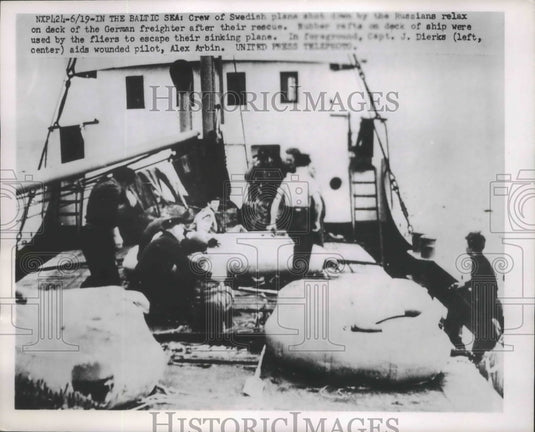 1952 Press Photo Crew of Swedish Plane crashed rescued on German Feighter