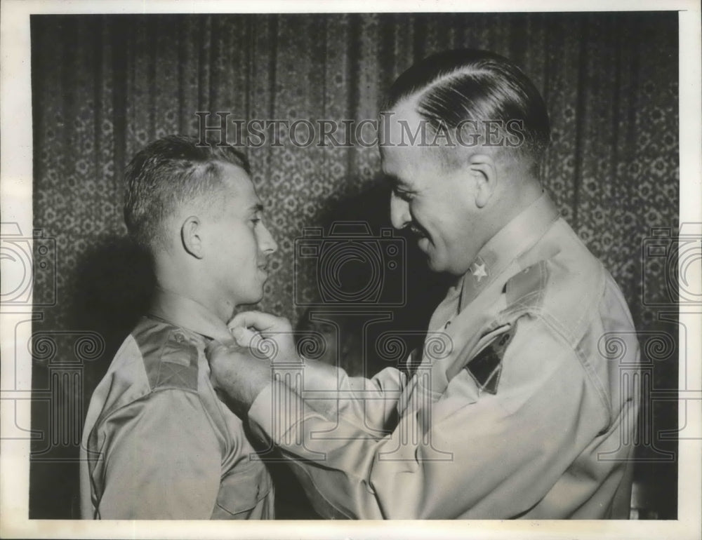 1943 Press Photo Brig Gen. J.A. Holly pins a Gold Bar on Lt. Rudolf Wolf Kogan