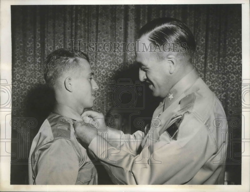 Load image into Gallery viewer, 1943 Press Photo Brig Gen. J.A. Holly pins a Gold Bar on Lt. Rudolf Wolf Kogan
