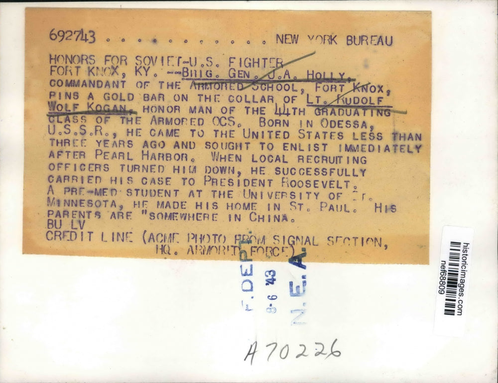 1943 Press Photo Brig Gen. J.A. Holly pins a Gold Bar on Lt. Rudolf Wolf Kogan