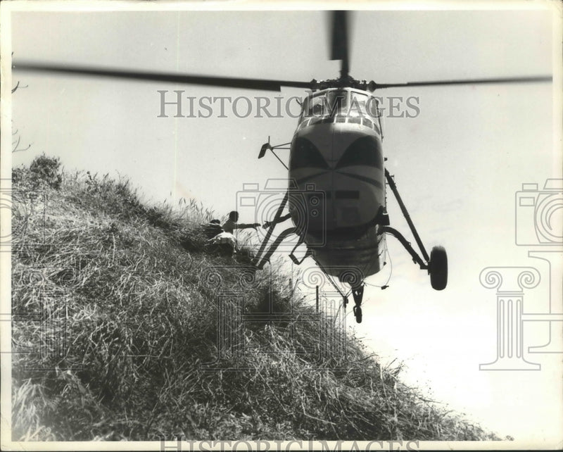 Load image into Gallery viewer, 1959 Press Photo Sikorsky S-58 found a landing plane on Puerto Rico's Terrain
