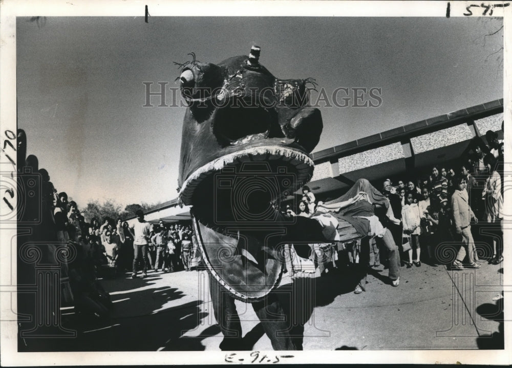 1977 Press Photo Dancing Green Dragon Hold Hope For Luck In Vietnamese New Year
