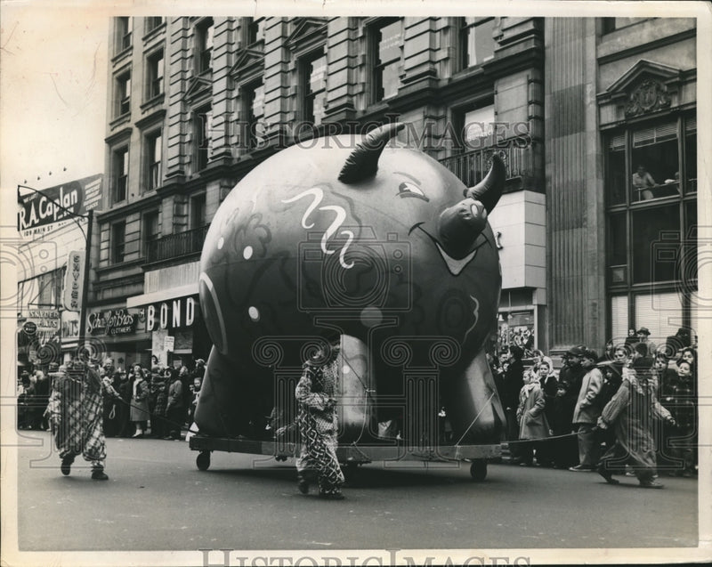 Load image into Gallery viewer, 1955 Press Photo Press Christmas Parade Giant Fairyland Animal, Bands, Floats
