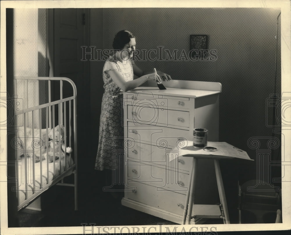 1939 Press Photo Painting a Dresser , The Photocraft Co. - nef69235