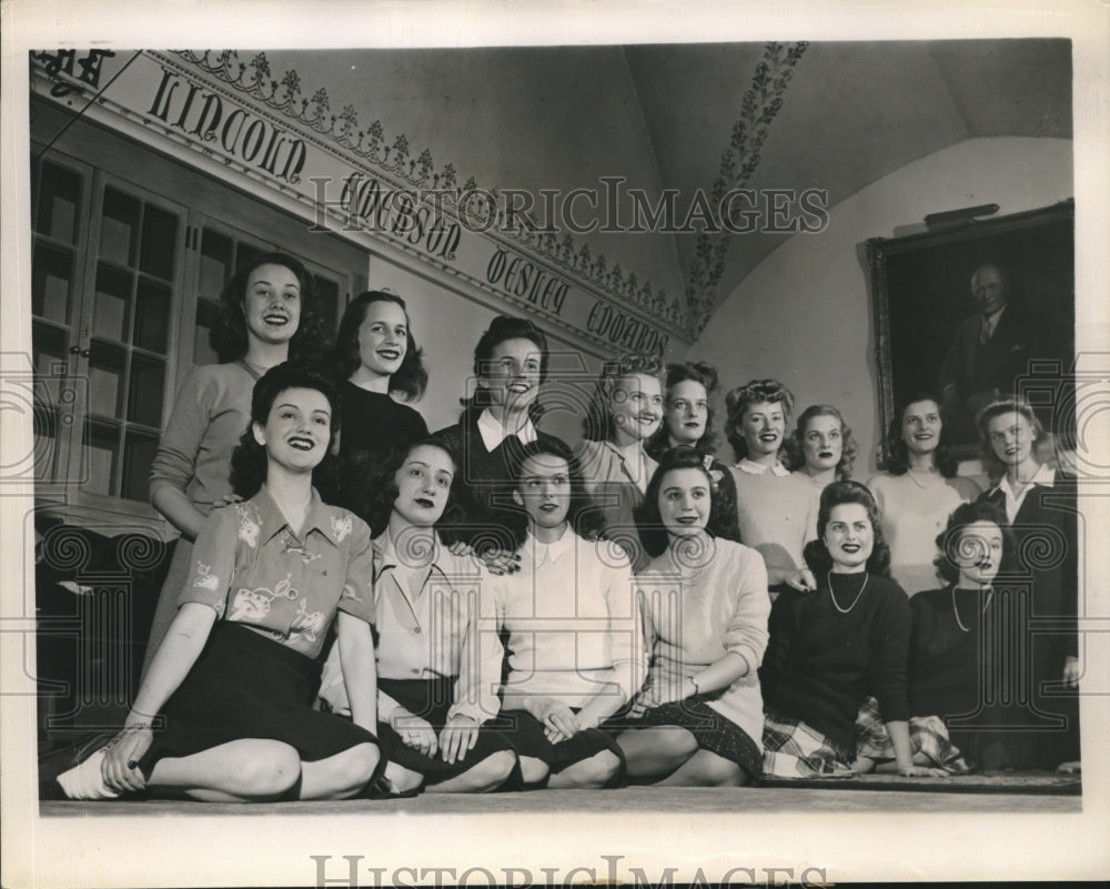 1944 Press Photo Northwestern University Co-Eds Participants For Navy Ball