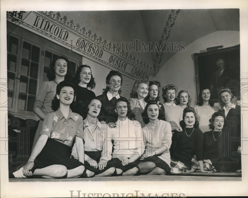 Load image into Gallery viewer, 1944 Press Photo Northwestern University Co-Eds Participants For Navy Ball
