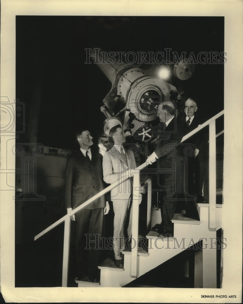 1935 Press Photo 4 postmasters with the telescope at Griffith Park Observatory- Historic Images